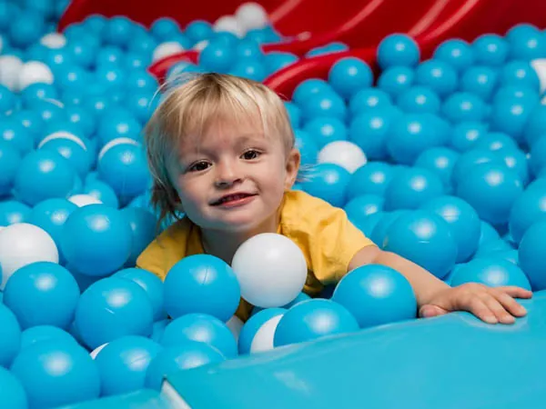 Brinquedo inflável montado em festa infantil